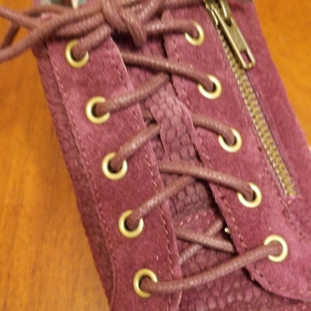 Born red suede lace up sneaker zipper plaid sole - Picture 7 of 8